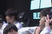 兄弟俩准备去干嘛呢！BLG上野赛后扭头就走 随后被队友叫回来握手