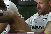 大腿有不适感，内马尔一瘸一拐下场后在场边接受队医按摩